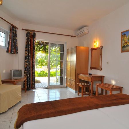 Hotel Emerald Chrysi Ammoudia Bagian luar foto