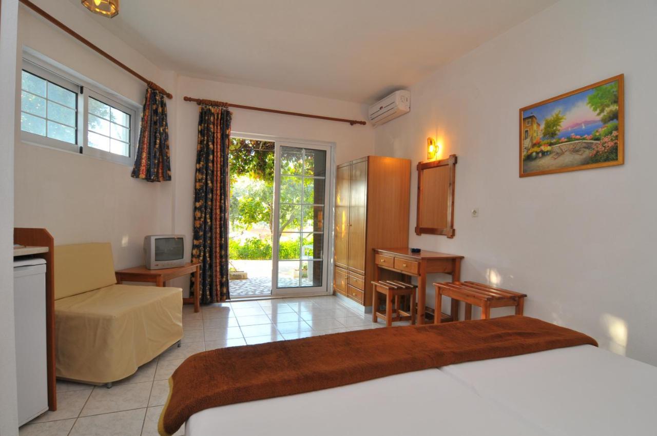 Hotel Emerald Chrysi Ammoudia Bagian luar foto